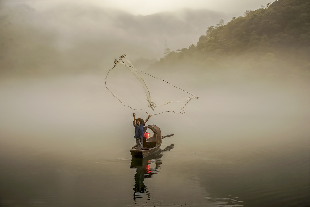 A Fisherman in the Morning Mist von Raymond Ren Rong Liu