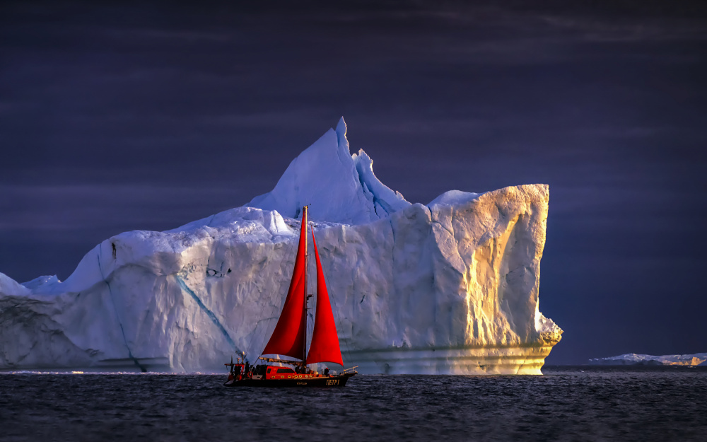 Sailing at Midnight in Ilulissat Icefjord von Raymond Ren Rong Liu