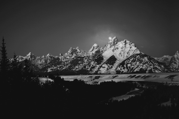 Full Moon Sets in the Teton Mountain Range von Raymond Salani III