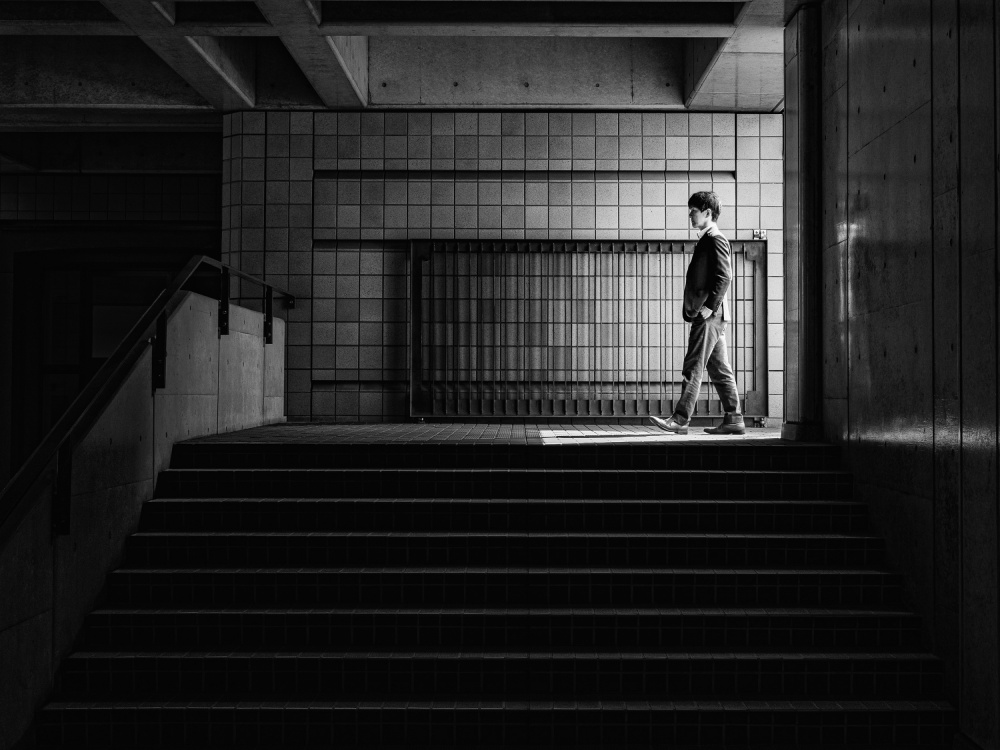 A man walking into the corridor von Reijiro