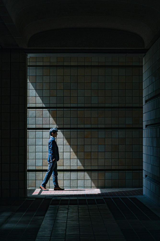 A man walking through the corridor von Reijiro