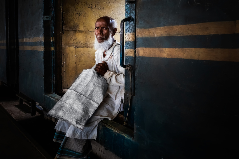 Old Man in Dhada Train von Richard Huang