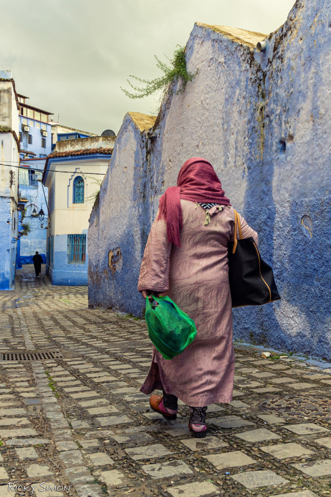 Woman in Morocco von Ricky Simon