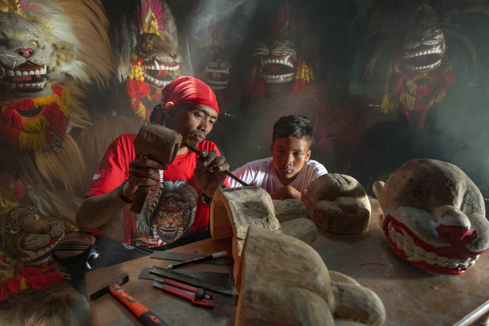 Barong Mask in the making von Rini Widyantini