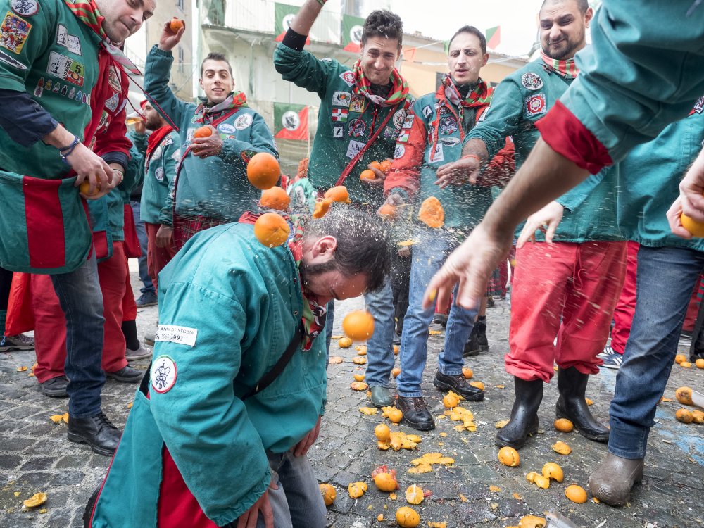 The battle of the oranges von Rino Terravecchia