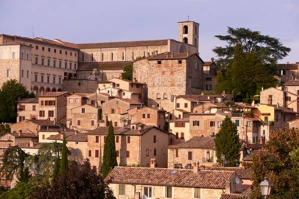 Detailansicht der Stadt Todi im Abendlicht von Robert Kalb