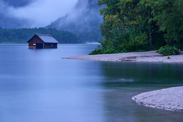 Fischerhütte im See bei Abendlicht von Robert Kalb