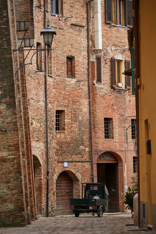 Romantische Altstadtgasse mit Mopedauto in Montepulciano von Robert Kalb