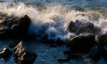 Brandung im Meer an Felsen