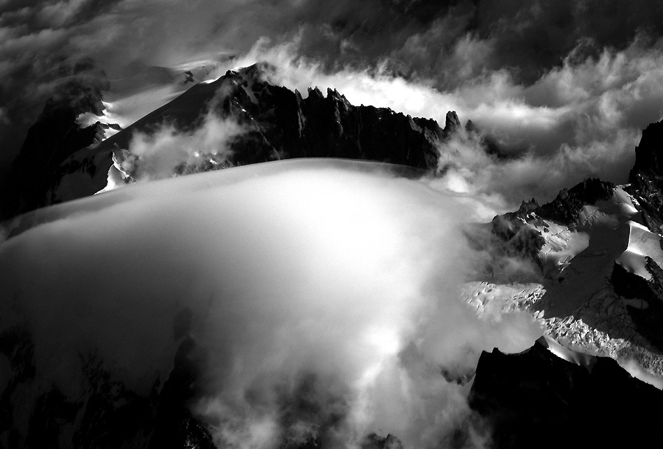 Sommet du Mount Blanc with clouds von Roberto GIUDICI