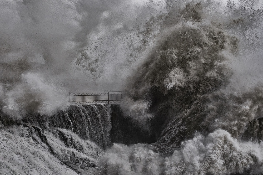 A huge sea wave crashes on the military dock von Roberto Zanleone