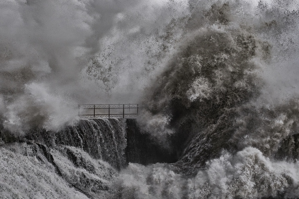 Sea wave on the pier von Roberto Zanleone