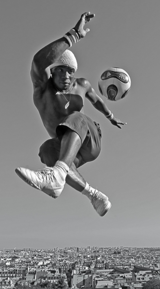 Aerial dance with a soccer ball von Rodrigo Marin