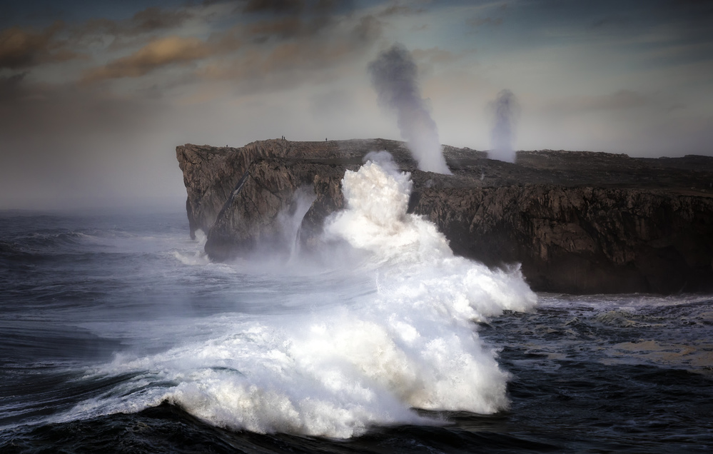 There... in the cliff von Rodrigo Núñez Buj