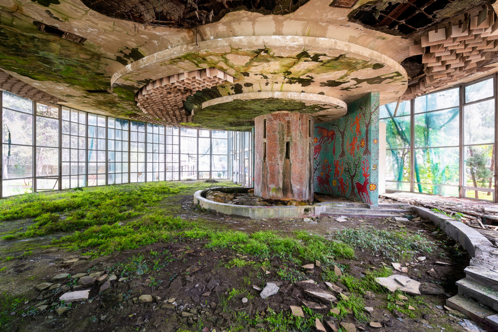 The Bar in Decay von Roman Robroek