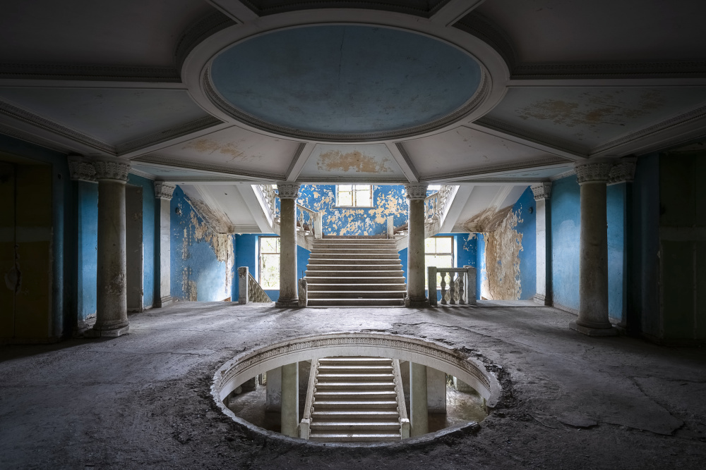 Dark Blue Staircase von Roman Robroek