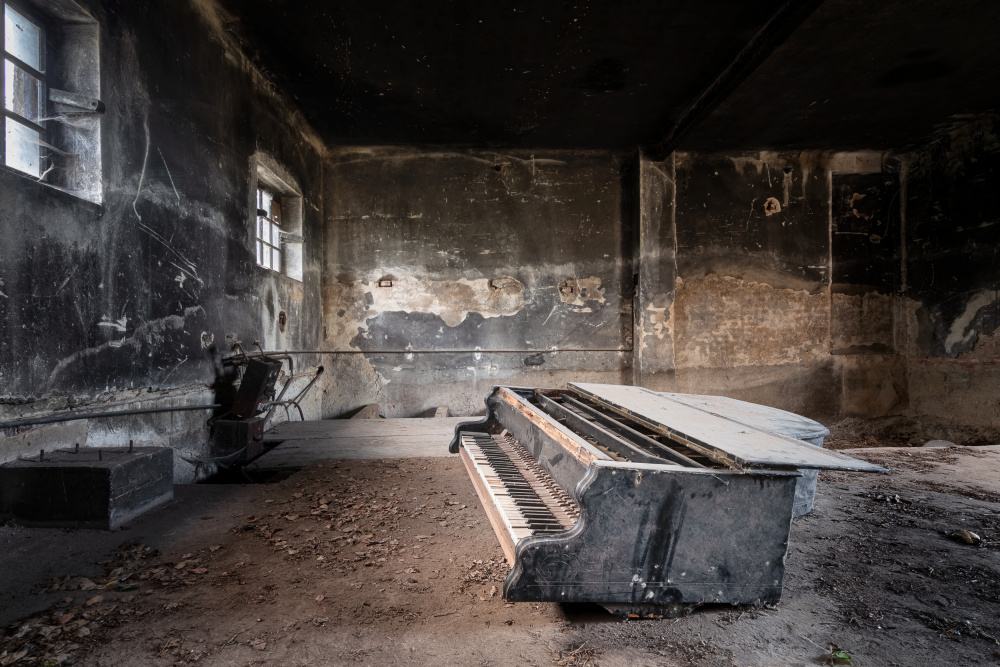 Piano in Burned Garage von Roman Robroek