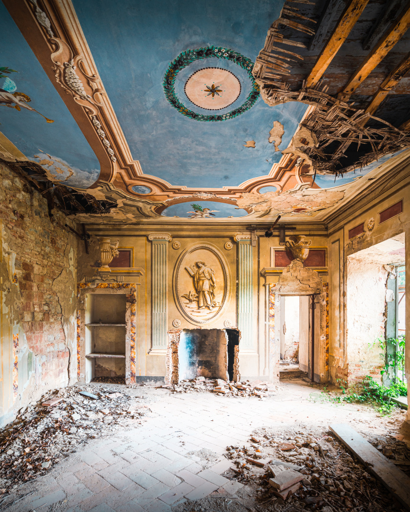 Abandoned Villa with Fresco von Roman Robroek