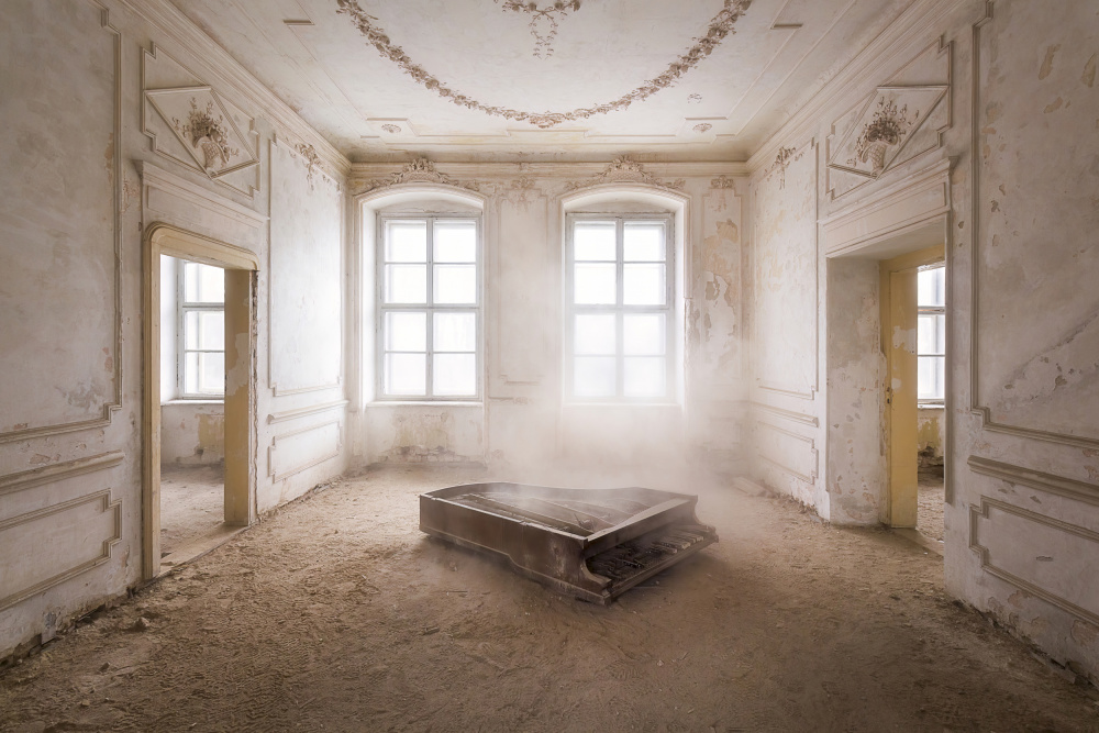 Abandoned Piano in the Dust von Roman Robroek