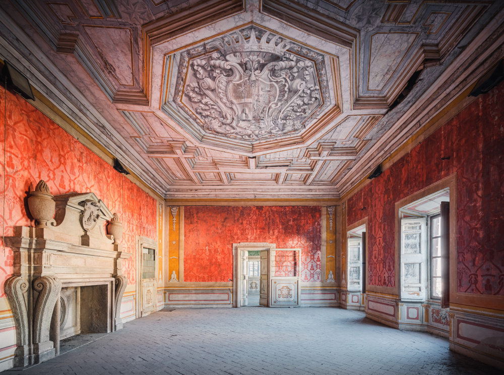 Abandoned Red Room von Roman Robroek