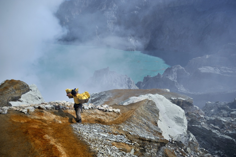 The man and the sulphur von RomImage