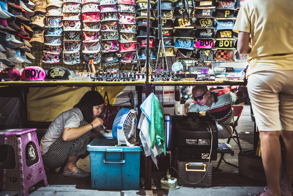 Between two worlds of Thaï sellers. von Ronan Siri