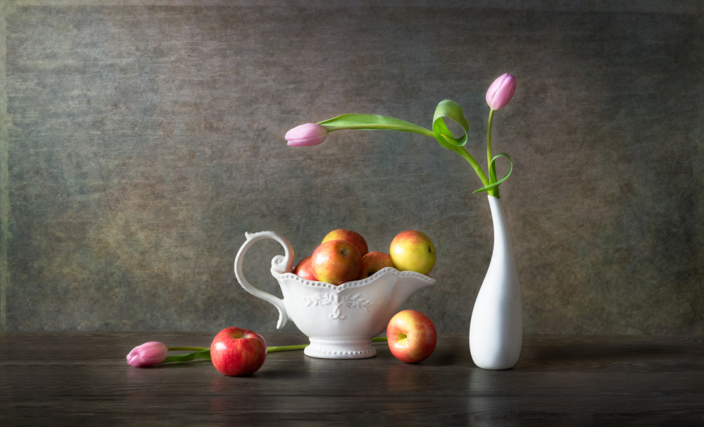 Apples and Tulips von Rong Wei