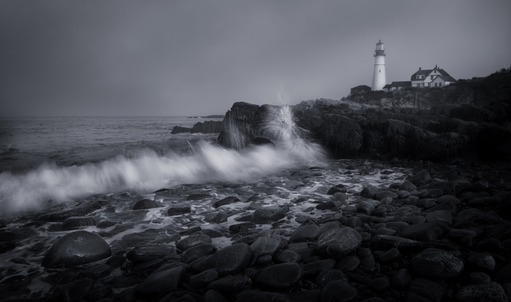 Waves Around The Lighthouse von Rong Wei