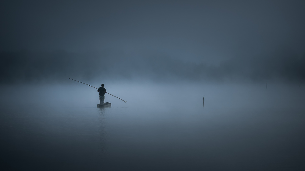 Fog Fisherman von Rui Ribeiro