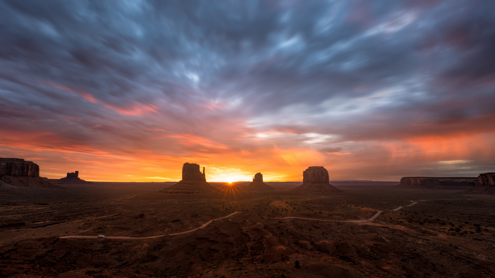 Dawns Majesty in Monument Valley von Ruiqing P.