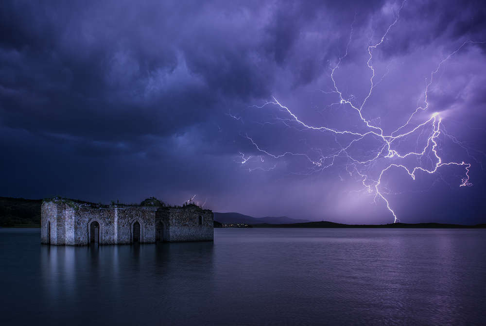 Drowned and lighted von Ruslan Asanov