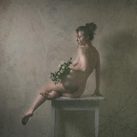 nude with flowers