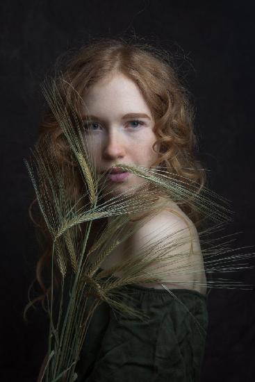 red curls und a little bit of green