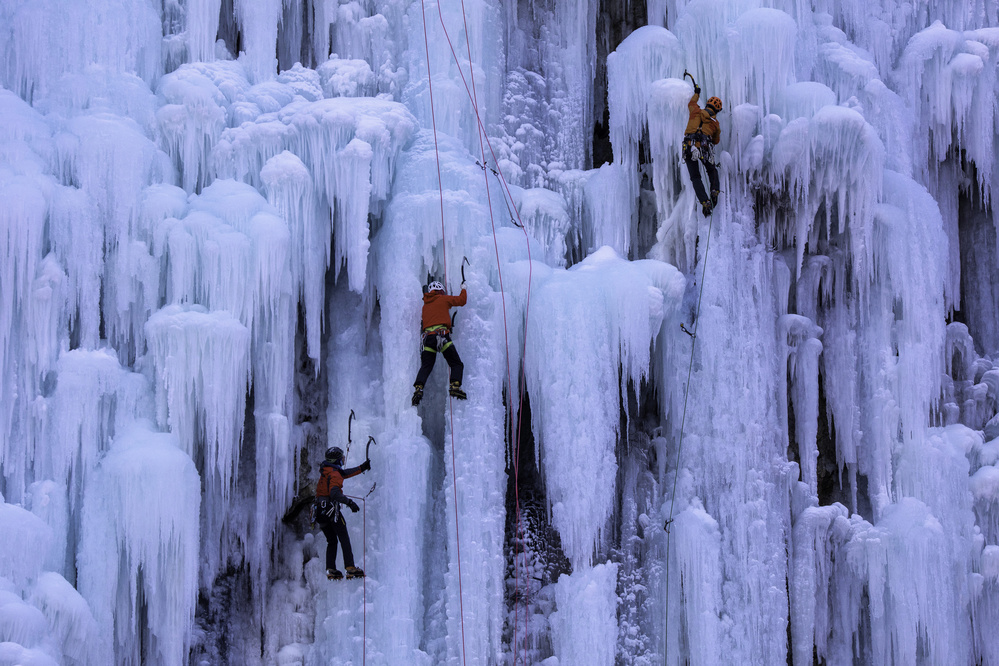 Ice Cliff Climbing-2 von Ryu Shin Woo