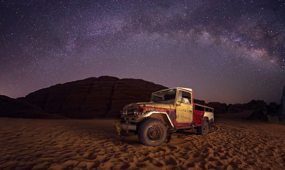 Car under the Milkyway galaxy von Saad Shawki Ibrahim