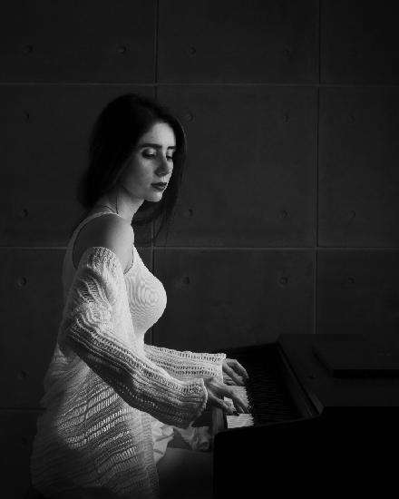 Iranian female instrumentalists (Piano)