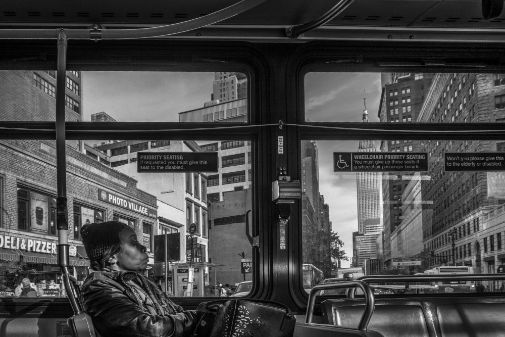 Woman on Bus, 34th Street von Sam Kanter