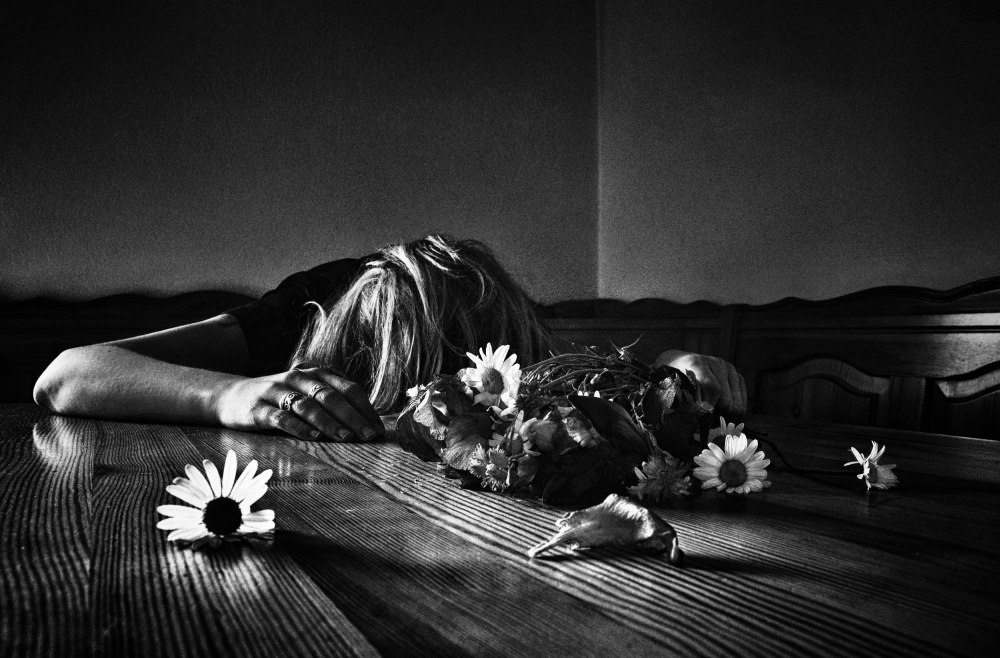 Broken flowers von Samanta Krivec