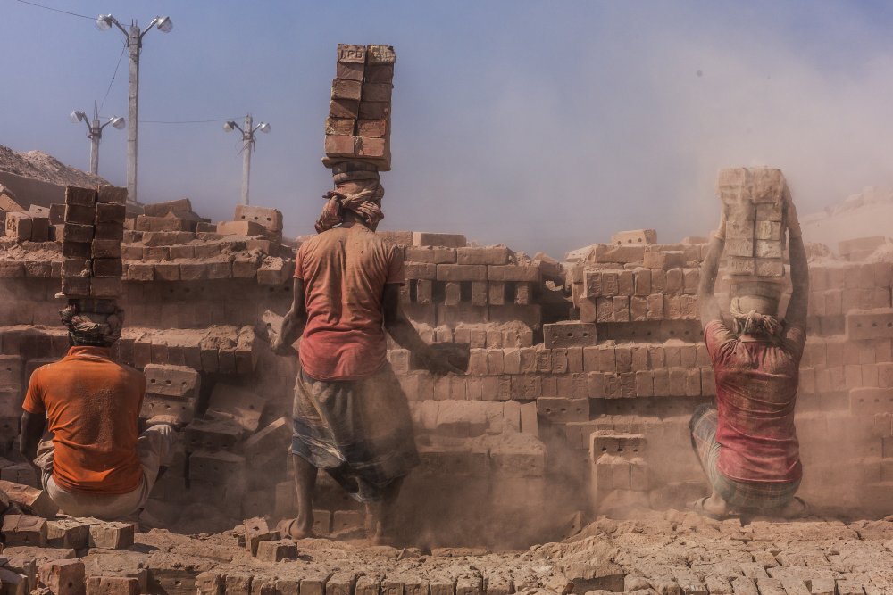 The Brick Field Workers von SANCHAYAN CHOWDHURY