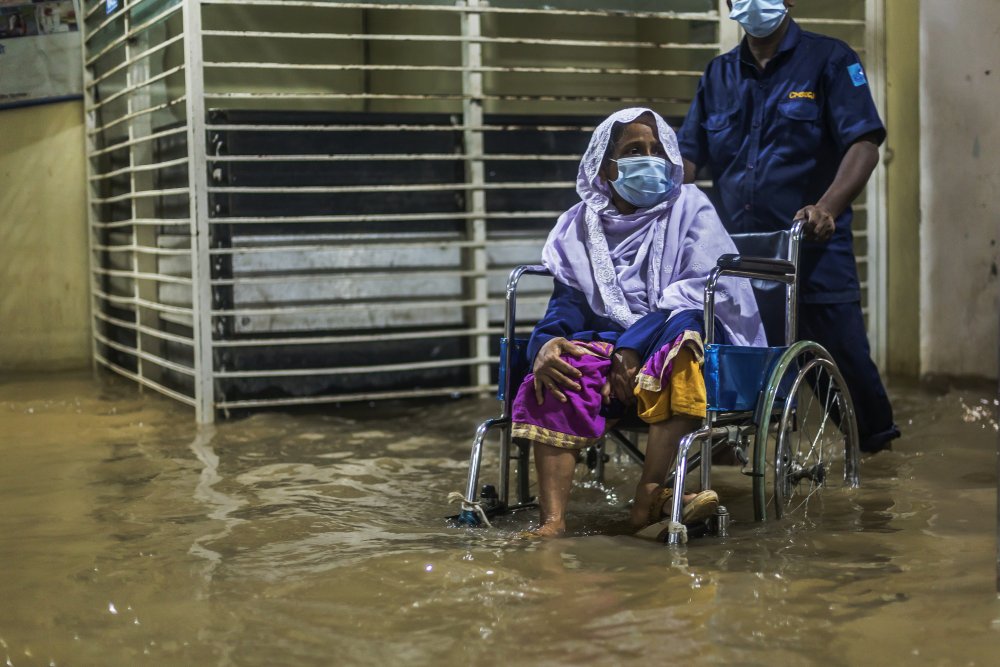 Hospital under water von SANCHAYAN CHOWDHURY