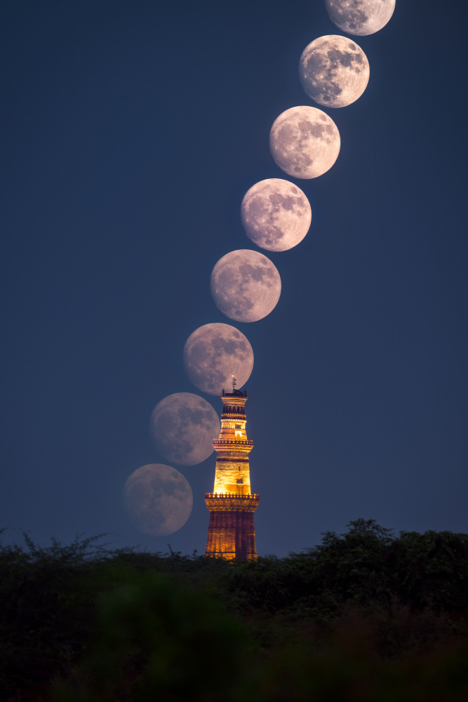 Almost a Supermoon von SANDEEP MATHUR