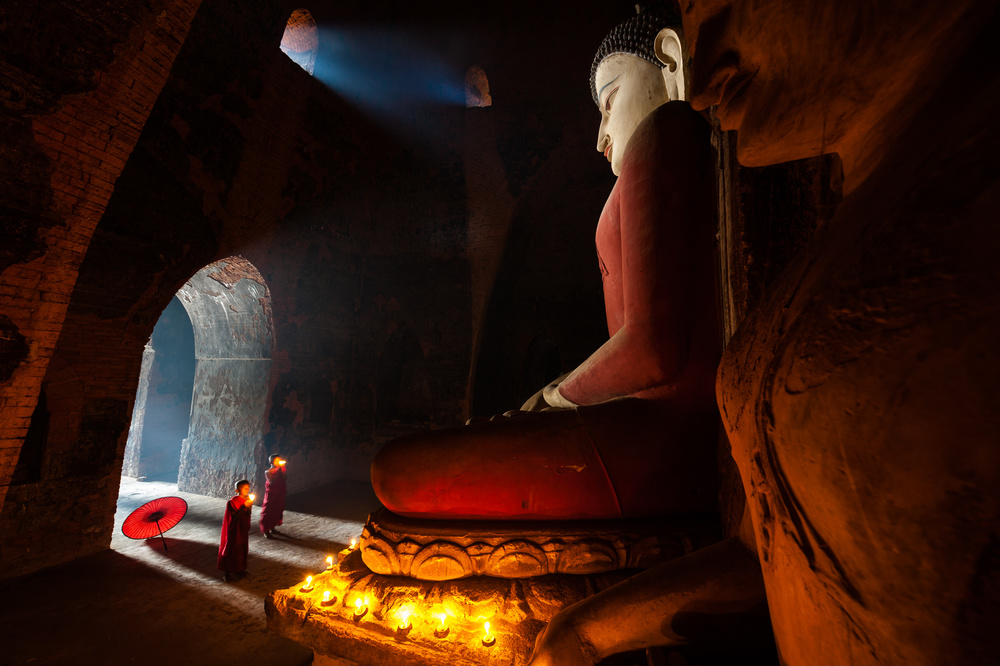 Monks in Bagan Stupa von SANJOY SENGUPTA