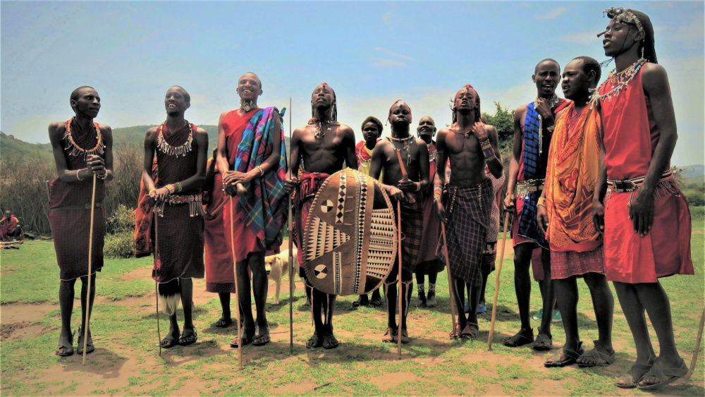 Maasai tribesmen and women. Kenya. von Santanu Sengupta