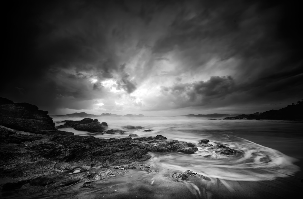 Storm in the dark. von Santiago Pascual Buye