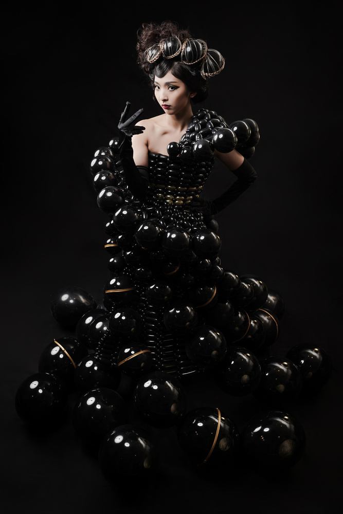 balloon dress lady von Satoshi Etoh