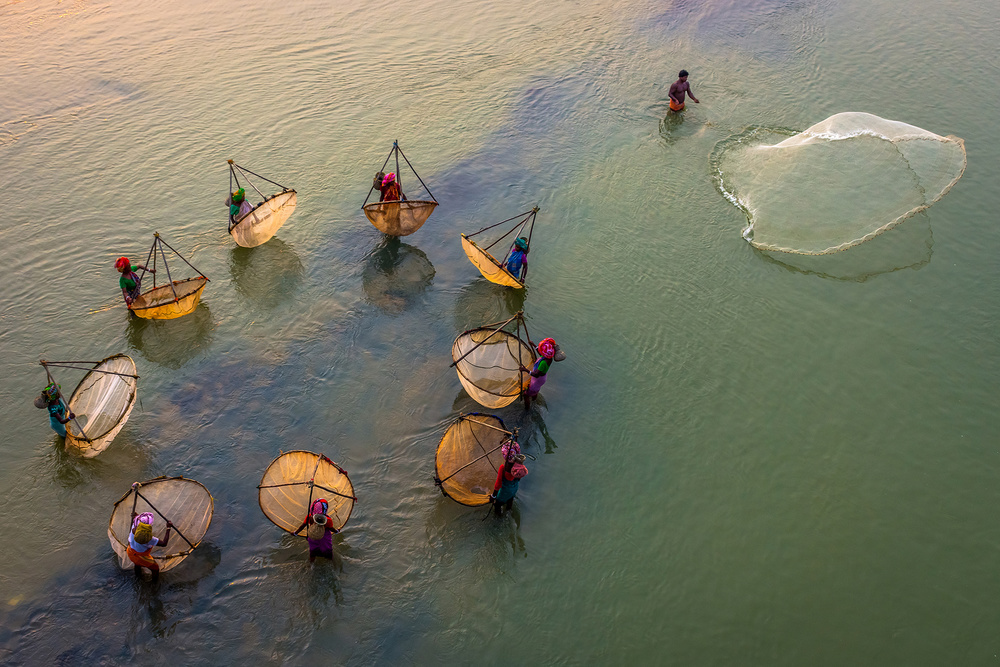 Fisher Women Catching Fishes von Saurabh Sirohiya