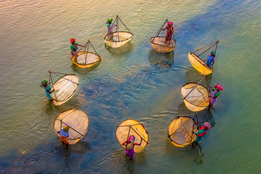 Fisherwomen at Work von Saurabh Sirohiya