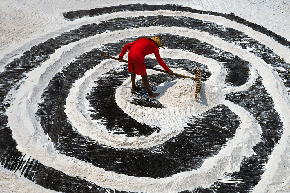 Salt Farmer Harvesting von Saurabh Sirohiya