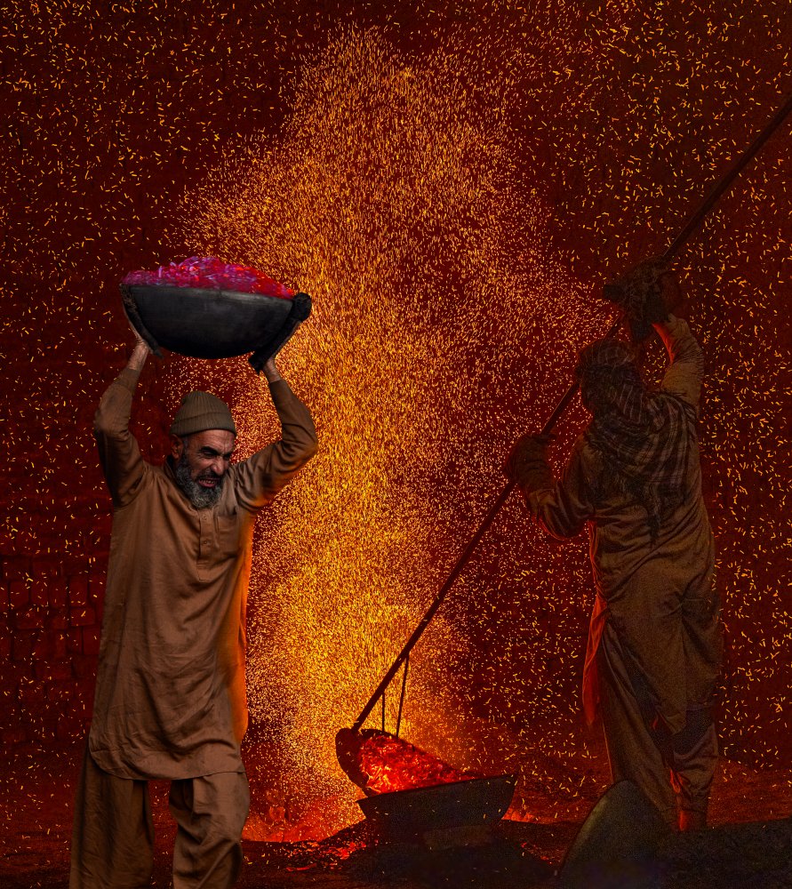 Kiln Workers von Sayyed Nayyer Reza