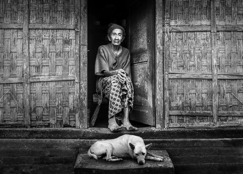 Old lady, her old dog and her old house von Sebastian Kisworo